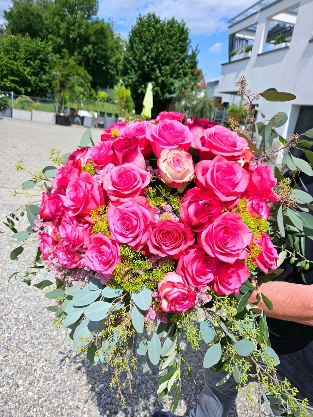 Üppiger Strauß mit pinken Rosen und frischem Grün aus der großen Schnittblumenauswahl von Vessa Floristik